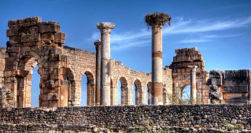 Volubilis Ai piedi delle montagne dell Atlante, in una valle ricca d ulivi e mandorli, tra Fes e Rabat e vicino Meknes, si trova il sito archeologico di Volubilis, dichiarato Patrimonio dell'umanità