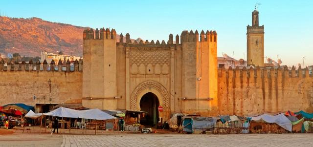 Fes Entrando a Fez (o Fes), vera roccaforte della cultura e dell identità del Paese, sembra di aver fatto un tuffo nel passato e si respira un aria medievale: i sensi si perdono fra paesaggi