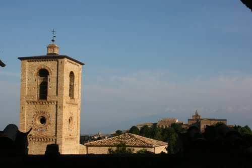 Campanili Scuola Lombarda Campanile della Chiesa di San Giovanni Evangelista a Penne (PE). fig. 1 - Campanile della Chiesa di San Giovanni Evangelista a Penne (PE) foto tratta dal sito: www.panoramio.