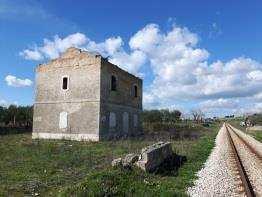 Taranto Puglia Masseria costituita da sette trulli allineati e da un edificio coperto di due piani con un