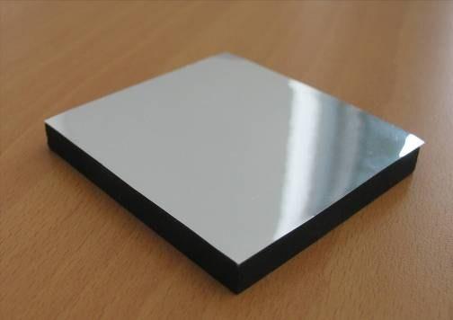 Il cristallo di HICAM ha uno spessore di 1cm, facce laterali sono semplicemente avvolte da una carta assorbente nera per non deteriorare la risoluzione spaziale, poiché i raggi riflessi andrebbero a