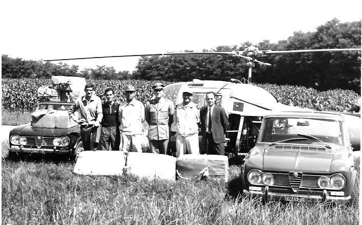 1968M07G22 - Località Val Mulini (CO) - Sequestro di un auto Alfa Romeo con a bordo kg. 155 di t.l.e. di contrabbando - Da sx: due militari della compagnia di Olgiate Comasco, b.