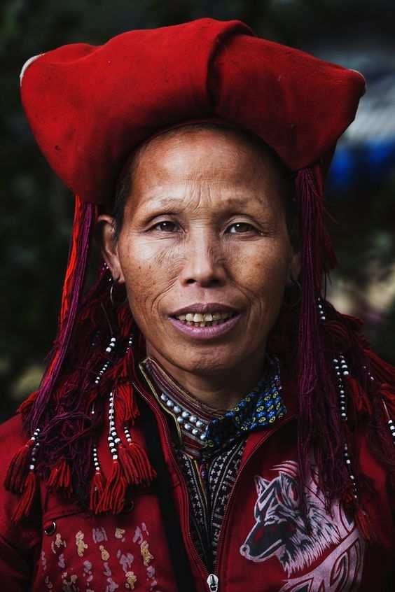 In queste cittadine vivono le minoranze Hmong Dzao, Tay, Xaphos, immigrate tra il XVII ed il XIX secolo dal sud della Cina.
