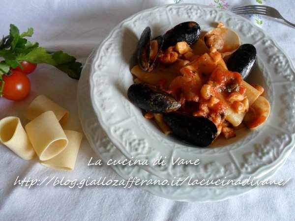 PACCHERI AI FRUTTI DI MARE Gli ingredienti per paccheri ai frutti di mare per 4 persone sono: pasta formato paccheri circa 500 gr, 500 gr di vongole veraci, 00 gr di cozze, 350 gr di moscardini, 350