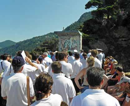 Contemporaneamente, dalla Chiesa di San Nicolò di Capodimonte parte un altra processione di fedeli, questa volta via terra, che reca il quadro raffigurante la Madonna Stella del