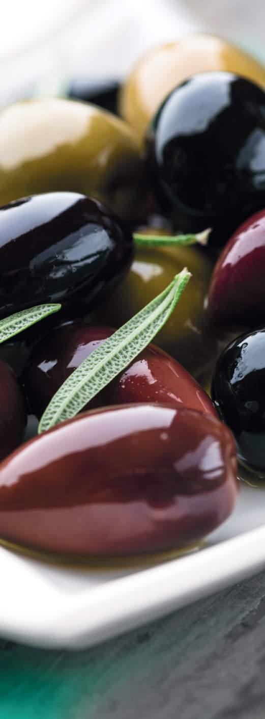 Le Olive Classiche 137 Olive verdi della varietà Hojiblanca inconfondibile per il suo gusto intenso che una volta denocciolate vengono tagliate a rondelle e