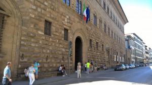 Firenze, Cattedrale di Santa Maria in Fiore e cupola del Brunelleschi Non fu casuale nemmeno la sobrietà che lo caratterizza, visto che ai Medici, essendo banchieri, non mancavano i soldi; piuttosto,