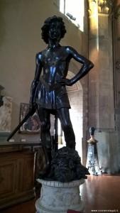 Il David del Verrocchio è alto 1,25 metri ed anch esso è esposto al Museo Nazionale del Bargello a Firenze, nel Salone di Donatello, dove si trova il David di Donatello, a cui si ispira, ma da cui si