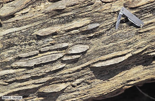 Come risultato della tettonica delle placche, la crosta è costantemente sotto stress. Le rocce rispondono allo stress (alle sollecitazioni) in vari modi.