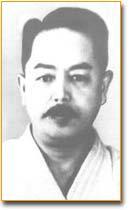 Quando Kenwa aveva 20 anni, ha iniziato a studiare l'arte di Naha-karate o Naha-te con il grande maestro Kanryo Higaonna.