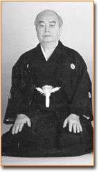 Kenei Mabuni Kenei Mabuni (1918-2015) Mabuni Kenei nacque il 13 febbraio 1918 a Shuri Okinawa. Egli è il primo Nato di 3 figli di Maestro Mabuni Kenwa, fondatore di Shito-ryu Karate-do.