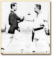 High School ha imparato anche Judo e Kendo. Un buon amico del nonno di Manzo, Ueshiba Morihei, il fondatore dell'aikido, insegnerebbe Manzo quando frequentemente fermerebbe visitare.