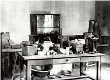 Tavolo di laboratorio di Guglielmo Marconi a Villa del Griffone come Marconi lo lasciò nel 1895. 1/7 I primi passi di Marconi furono mossi con l ausilio del prof.