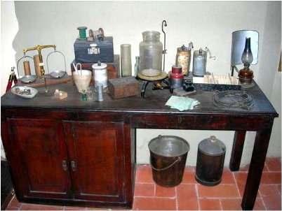 Ricostruzione del laboratorio di Guglielmo Marconi 4/7 Le annotazioni contenute nei quaderni di Marconi indicano che realizzò una pila a tre elettrodi di carbone immersi in un elettrolito (isolato
