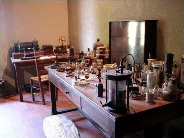 Ricostruzione del laboratorio di Guglielmo Marconi 6/7 Il Coherer era formato da un tubetto di vetro con dentro granuli di ferro.