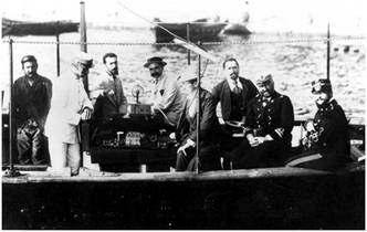 Fin dal 1897, quando ebbero luogo le prime prove, la collaborazione tra Marina Militare e Marconi fu intensa e continua. Il 10 luglio 1897 Marconi giunge a La Spezia. Ha 23 anni.