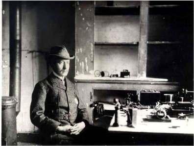 Marconi nel laboratorio dell'isola Terranova da cui captò i primi segnali radio da oltre oceano il 12 dicembre 1901 (Gazzetta del Popolo - archivio fotografico).