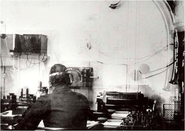 4/4 L unica foto conosciuta della sala radio del Titanic scattata dal passengero Fr. Browne, sbarcato a Queenstown. Su un totale stimato di 2.228 persone a bordo, 1.523 morirono.