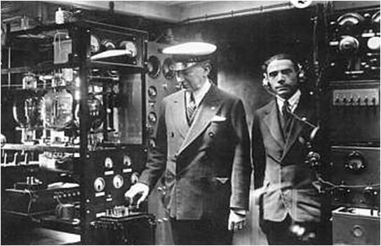 3/4 Foto storica che ritrae Marconi con accanto il fedele marconista Adelmo Landini, nel momento in cui dall