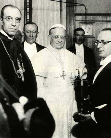 In primo piano a sinistra il cardinale Pacelli, che diventerà papa