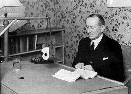 Fine altre foto 1930 - Marconi al microfono della stazione londinese 2LO