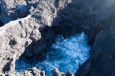 Inizieremo la visita dalla Zona dei Misteri, vero emblema dell isola per i campi di lava basaltica, repertorio di innumerevoli e diversificati fenomeni legati all attività vulcanica che originò l