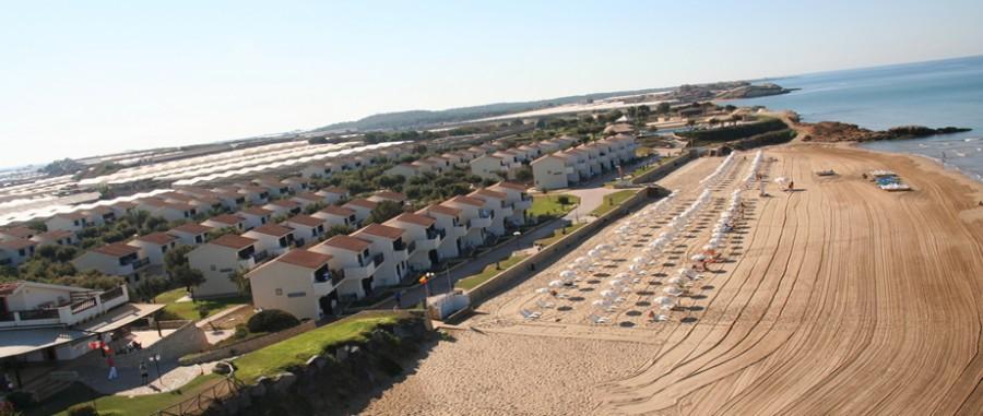 Kamarina Village SICILIA Lungo la costa sud-orientale della Sicilia, bagnata da un mare limpido e cristallino, sorge il Kamarina Village, direttamente sulla grande spiaggia attrezzata.