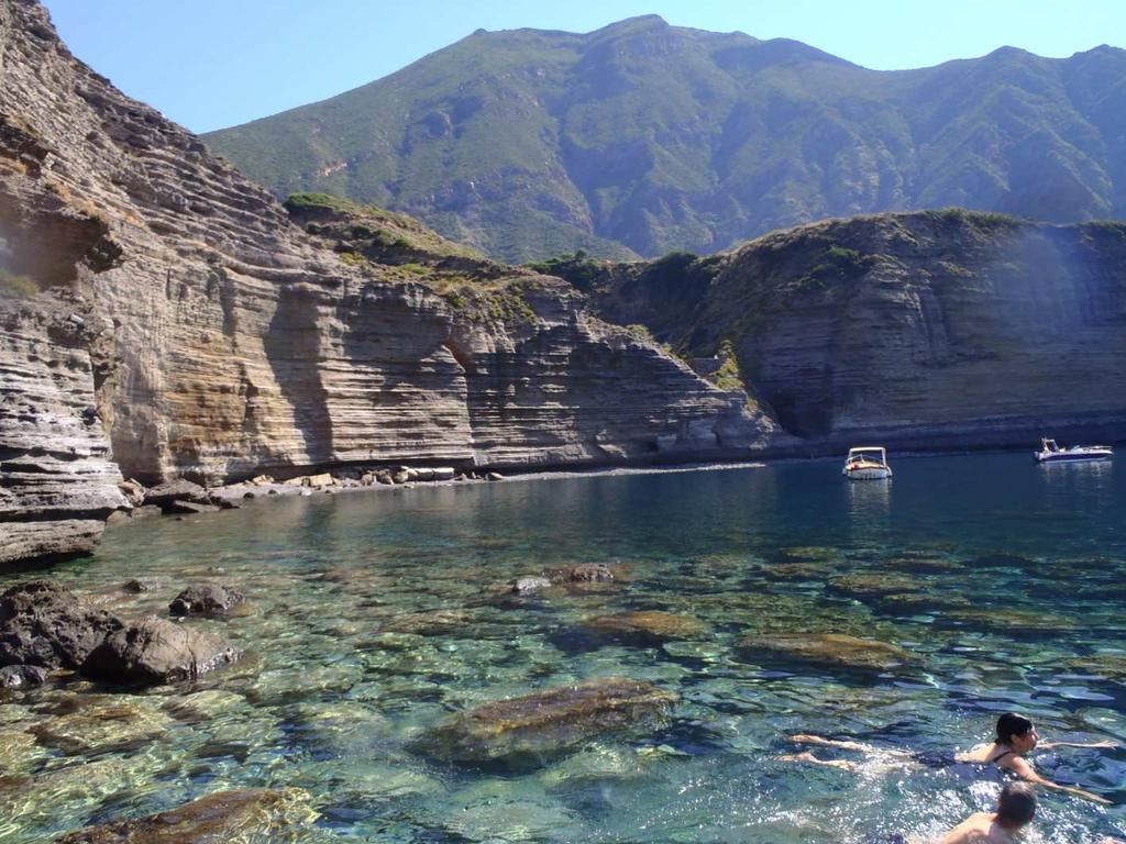 Alicudi; paese, un bagno nella poi Porticello, pozza dei fanghi alle sovrastata di giacimenti acque calde. Rientro a di pomice bianca, Lipari per le 13.00 circa.