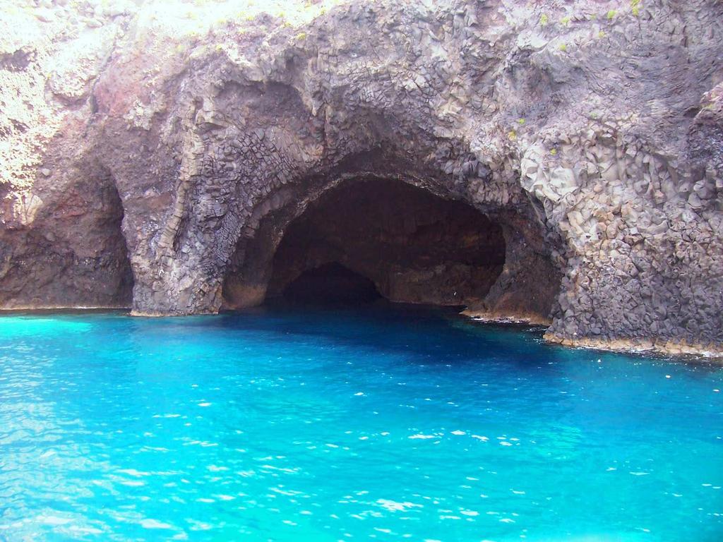 Nel pomeriggio partenza per Stromboli, con sosta per ammirare Ginostra un piccolo borgo di pescatori senza tempo, la Sciara del fuoco, un ripido pendio solcato da torrenti di lava e lo Strombolicchio