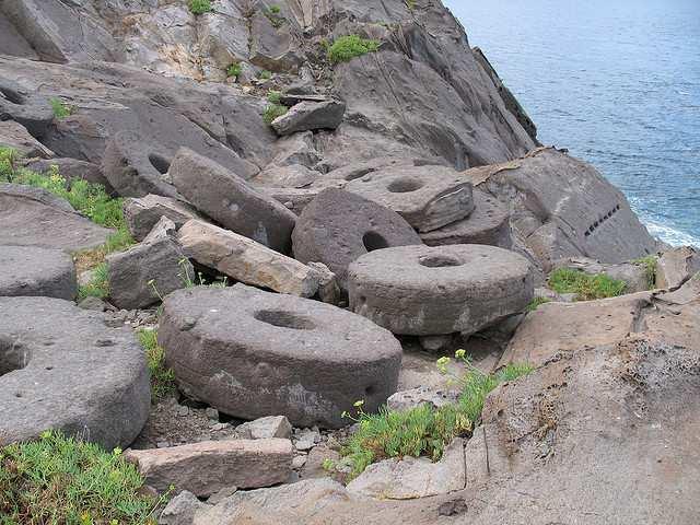 5 giorno 11 settembre Lipari minicrociera alle isole di Alicudi e Filicudi Dopo la prima colazione partenza per la crociera verso Filicudi, passando fra i Faraglioni e lasciando a destra Salina.