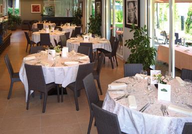 Il Ristorante, con la sua variegata offerta di servizi organizzati, permette di adattarsi al meglio alle vostre esigenze, trovando sempre la soluzione giusta alla tipologia di evento che state