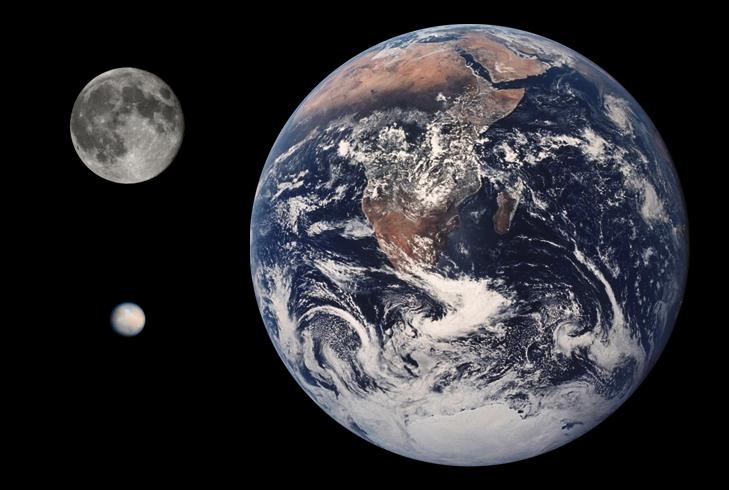 Confronto di dimensioni tra Terra, Luna e i due asteroidi più
