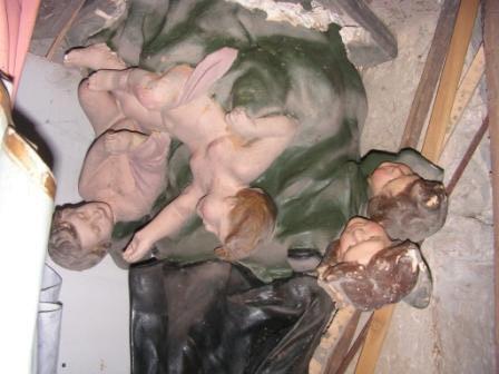 gesso policromo di San Luigi Gonzaga con ai suoi piedi quattro angioletti.