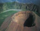 Il cratere del Vesuvio e sullo sfondo la valle del Gigante.