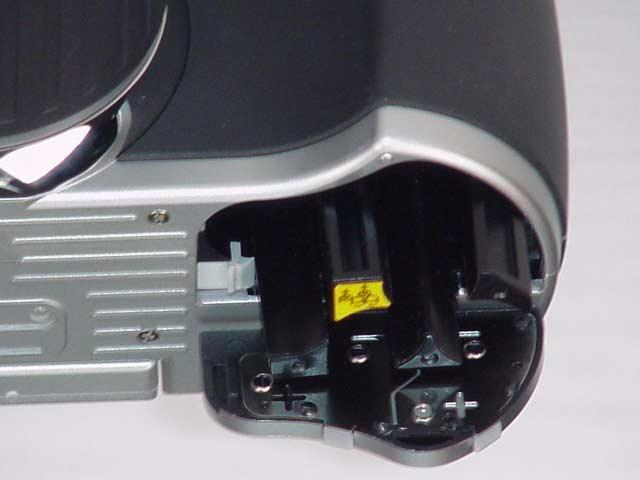 3 Collegare l estremità rotonda del cavo adattotore di corrente al connettore intermedio (adattatore di alimentazione) della fotocamera (vedere figura 92).