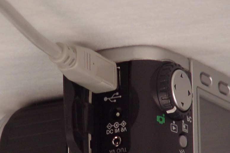 Figura 33: Connettori del cavo USB Uso della fotocamera come dispositivo di memoria di massa USB per il trasferimento delle immagini Una volta che la fotocamera è impostata su Unità disco USB, si