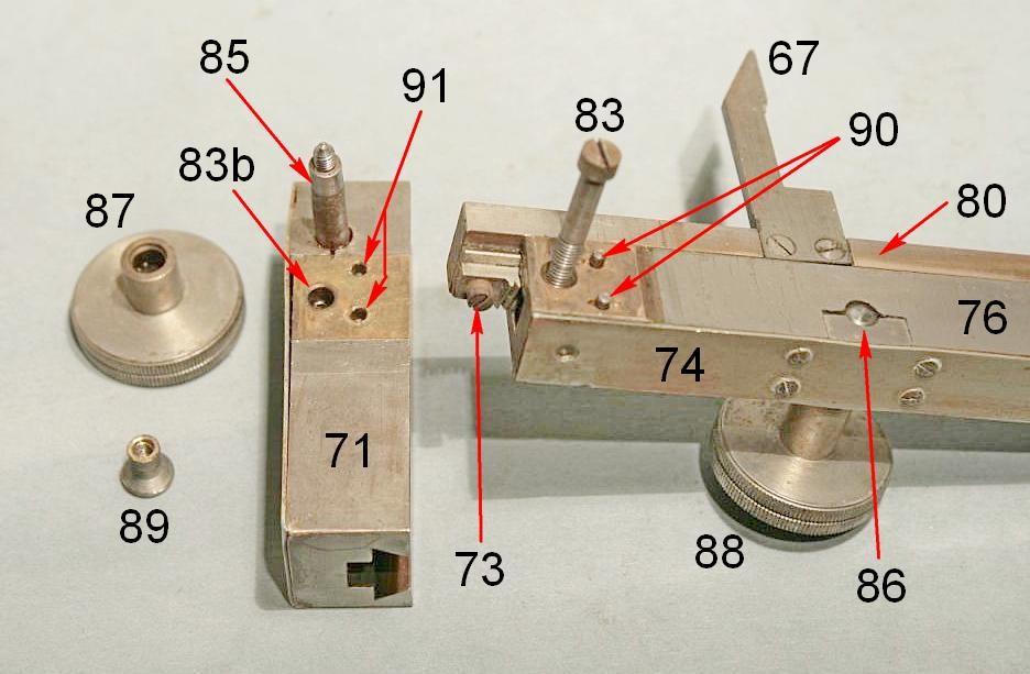 Fig. 2808 Da sotto, si vede la guida X (76), la ganascia fissa (67) e quella articolata (68). Vanno notati i due blocchetti 81 ed 82 che serrano gli alberi delle manopole di comando delle due guide.