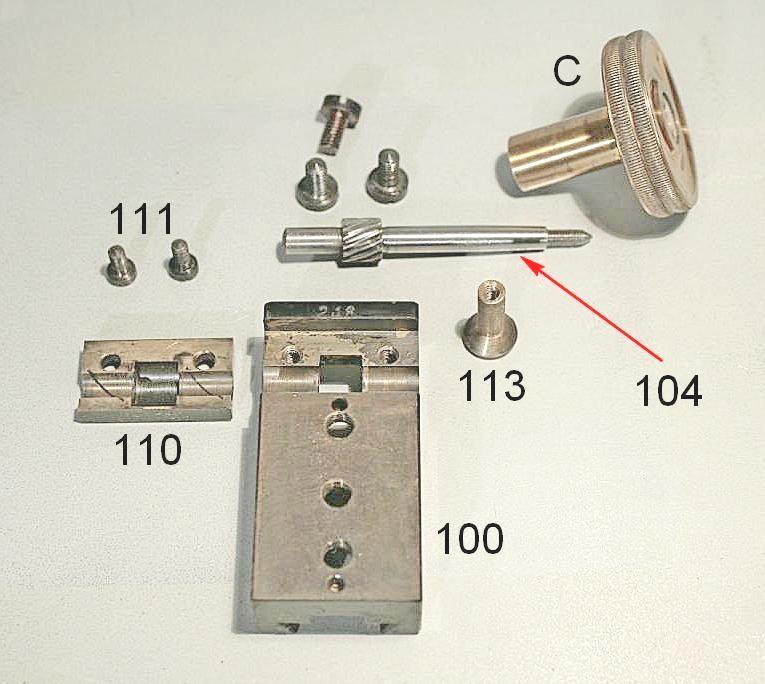 Sia nel piastrino 110 che nella guida 100 sono incisi due numeri a tre cifre, sempre per facilitare in sede di montaggio l accoppiamento delle parti già aggiustate. Fig.