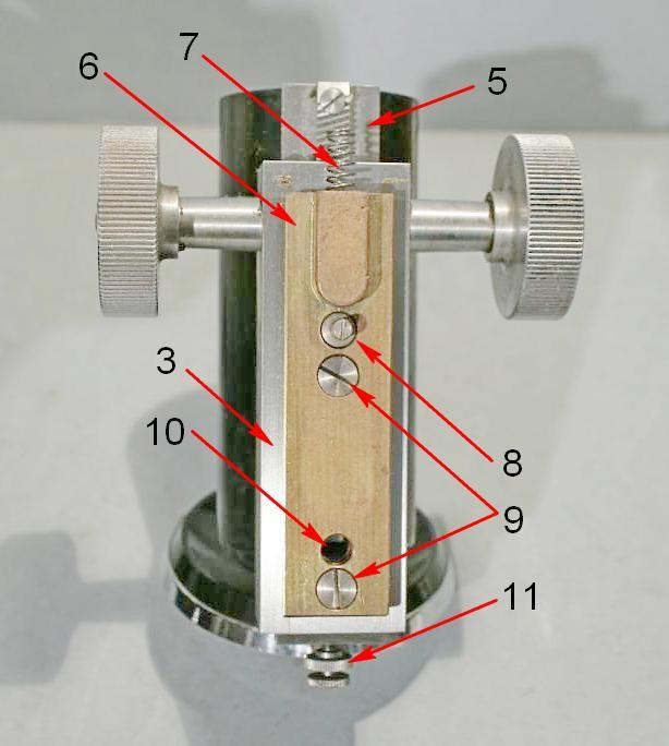 2846), fissato questo da due vitine all estremità superiore del braccio. Il piastrino porta il logo del costruttore e l indicazione del modello. Fig.