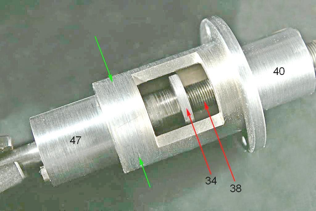 Fig. 2865 Le frecce verdi mostrano una sottilissima linea che indica la superficie di contatto fa le due parti 40 e 47.