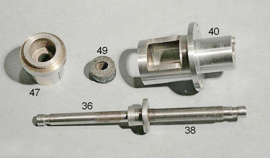 2867 (a sinistra) Il pezzo 47 porta all interno un cilindro di feltro (49) imbevuto di lubrificante, che sarà attraversato dall albero. Fig.