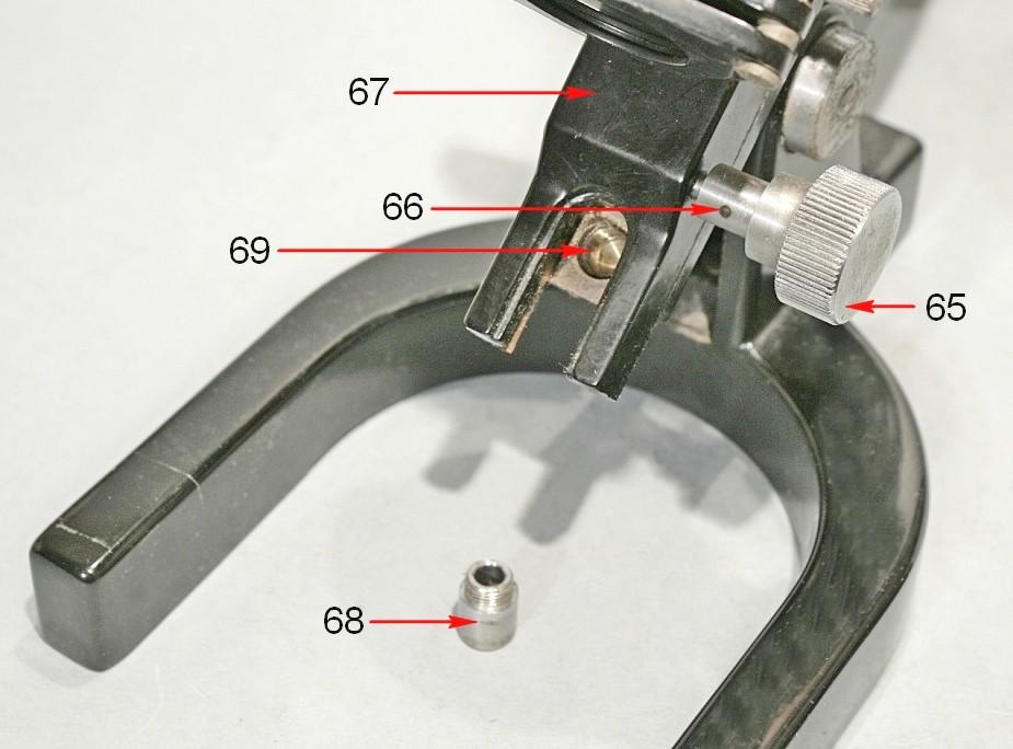 Fig. 2877 Sotto il tavolino si vede la squadra porta-condensatore (67) mossa dalla manopola 65, la quale è poi fissata ad un albero con pignone