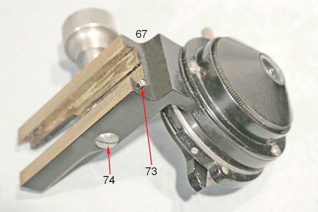 Fig. 2880 La squadra 67 porta, presso l orlo superiore della guida, una vitina a testa quadrata (73) la quale, al limite superiore della corsa della guida, va a battere sulla superficie