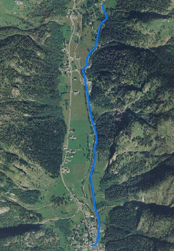 TRATTO 2: GRESSONEY SAINT JEAN-RONG Oltrepassato il caratteristico centro si attraversa la strada regionale e, svoltando a sinistra, si costeggia il Lys per circa 50 metri.