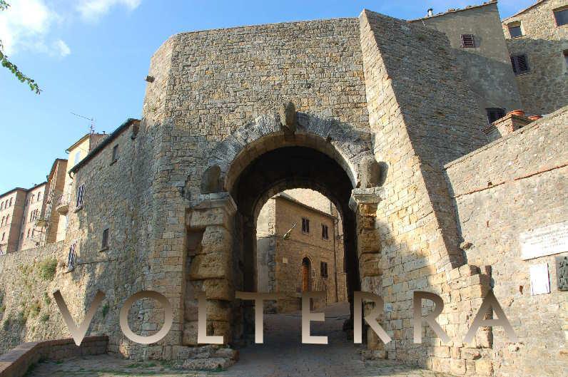 L ARCO ETRUSCO GLI ETRUSCHI ERANO ABILI COSTRUTTORI E UTILIZZARONO L ARCO.