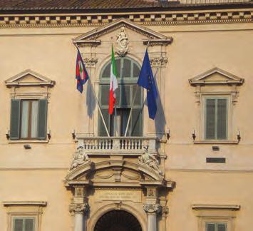 Quirinale Sul Palazzo del Quirinale il Tricolore e la bandiera europea