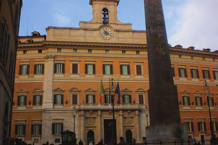 L esposizione delle Bandiere Esposizione quotidiana della bandiera nazionale ed europea su edifici sedi di Organi Costituzionali: la Camera dei Deputati L esposizione del Tricolore e