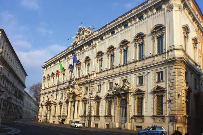 L esposizione delle Bandiere Esposizione quotidiana della bandiera nazionale ed europea su edifici sedi di Organi Costituzionali: la Corte Costituzionale L esposizione del Tricolore e