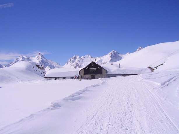 Il rifugio in primavera L edificio fu costruito agli inizi degli anni 30 per ospitare le maestranze che hanno