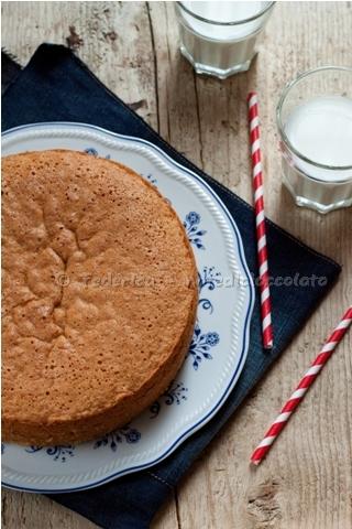 [ricetta adattata da qui] Hot milk songe cake Tempo di preparazione Tempo di cottura 20 minuti 30 minuti Tempo passivo Porzioni 10 persone Ingredienti per uno stampo da 20-22 cm 115 gr di farina 00